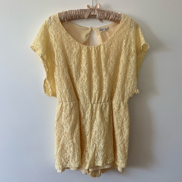 Charlotte Russe yellow lace vintage style romper jumpsuit - Picture 2 of 3
